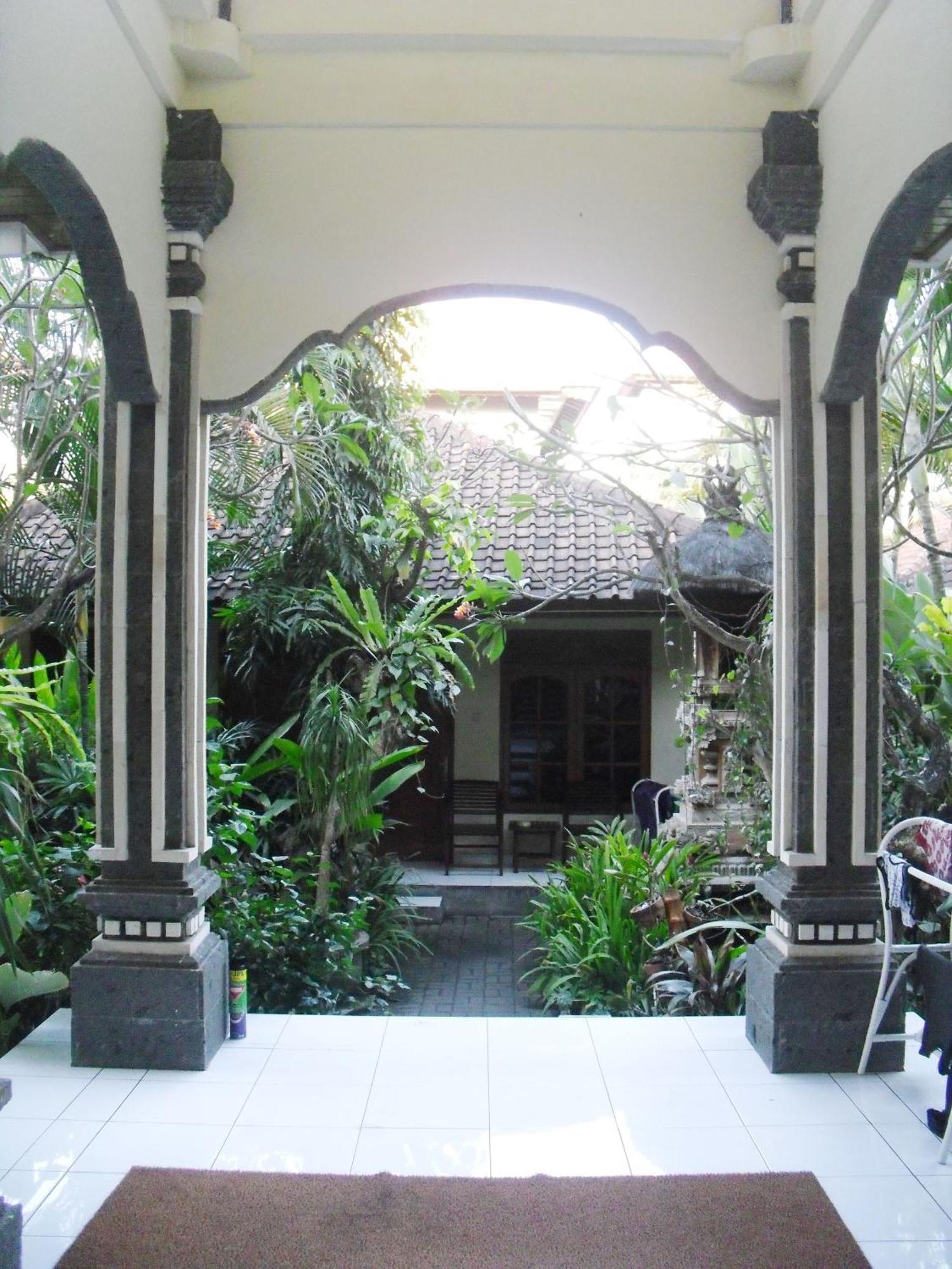 Adus Beach Inn Legian Exterior foto